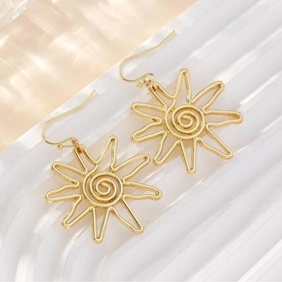 SUN DROP EARRINGS IN GOLD TONE - Picture 7 of 8